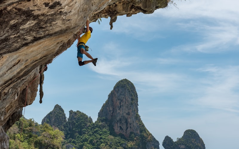 珠穆朗玛峰南坡大本营徒步路线，登山者正在适应高海拔环境